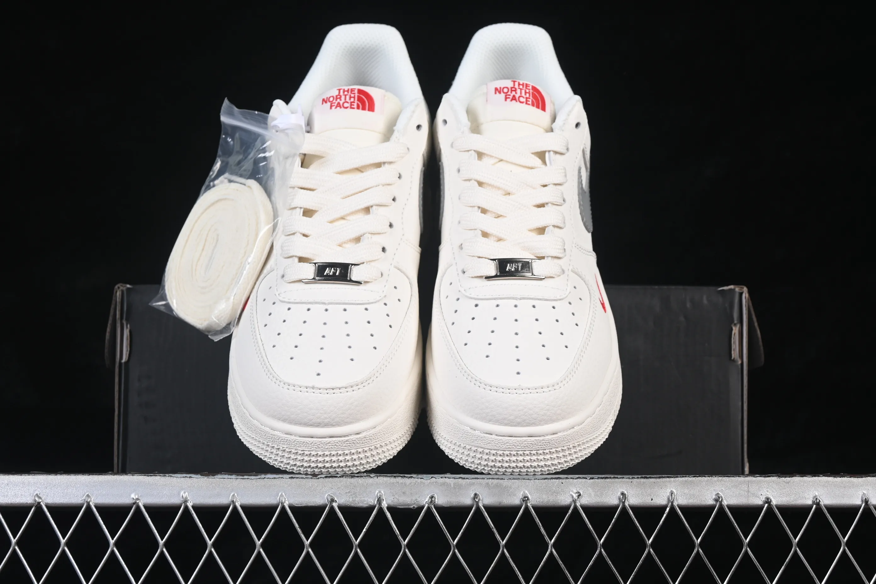All categories Nk Air Force 1 Air Force series Nk Air Force 1 Low Air Force low top Nike Air Force 1'07 Low North Face co-branded beige gray red label Air Force 1 low top casual sneakers MM3399-802